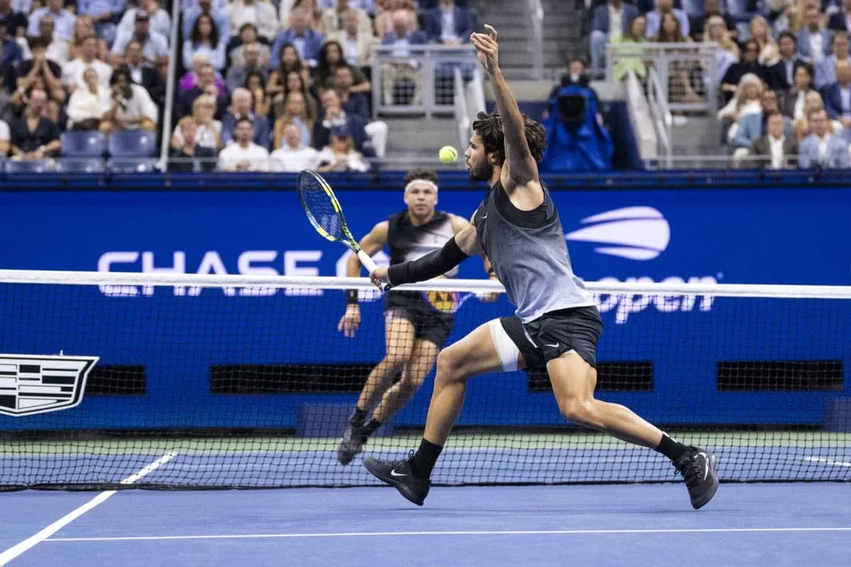 Joueur frappant la balle lors d'un match de tennis