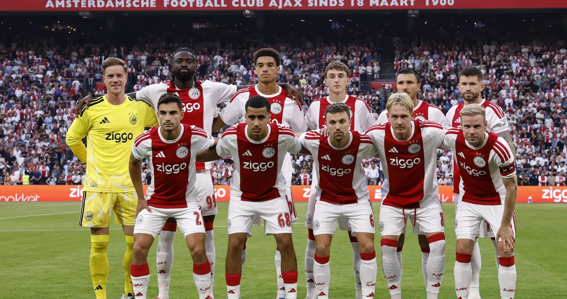 Équipe d'Ajax posant sur le terrain avant le match
