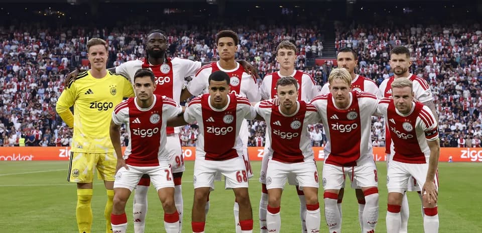 Équipe d'Ajax posant sur le terrain avant le match
