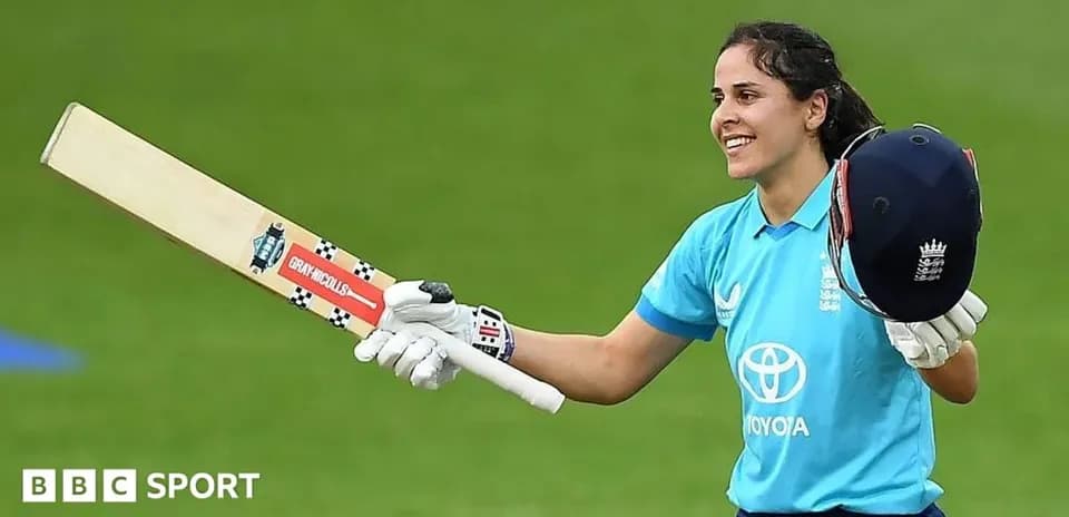 Joueuse de cricket levant sa batte après un score