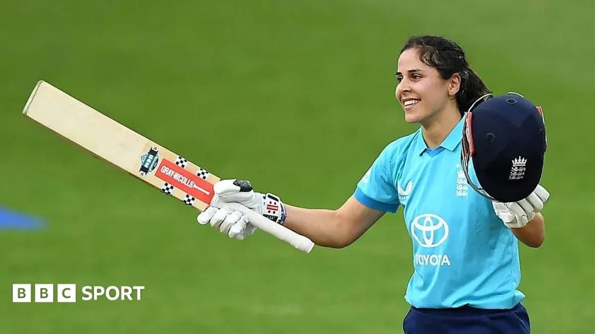 Joueuse de cricket levant sa batte après un score