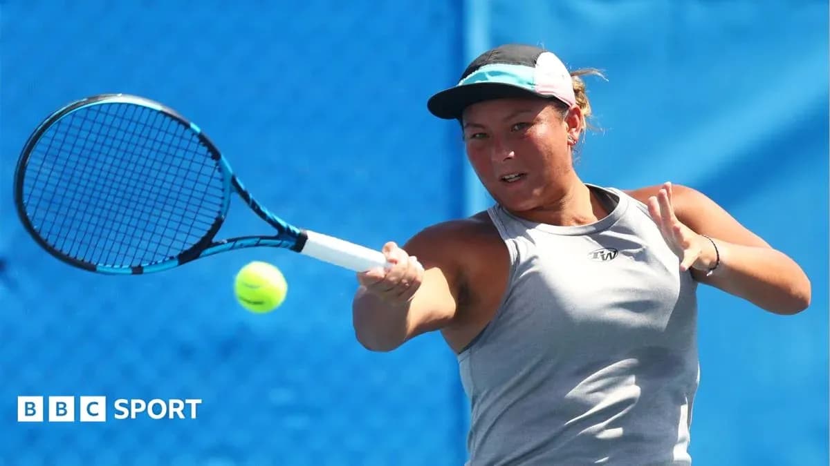 Joueuse de tennis frappant une balle sur le court