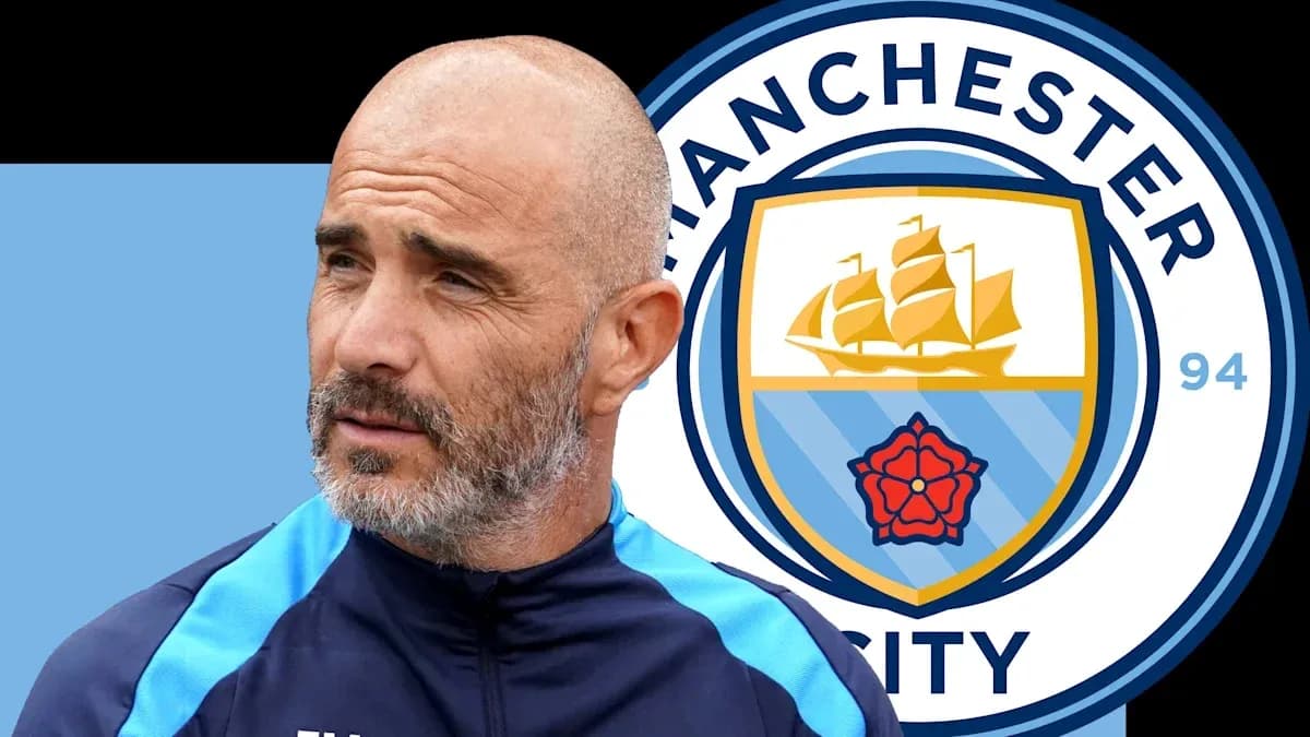 Entraîneur devant le logo de Manchester City