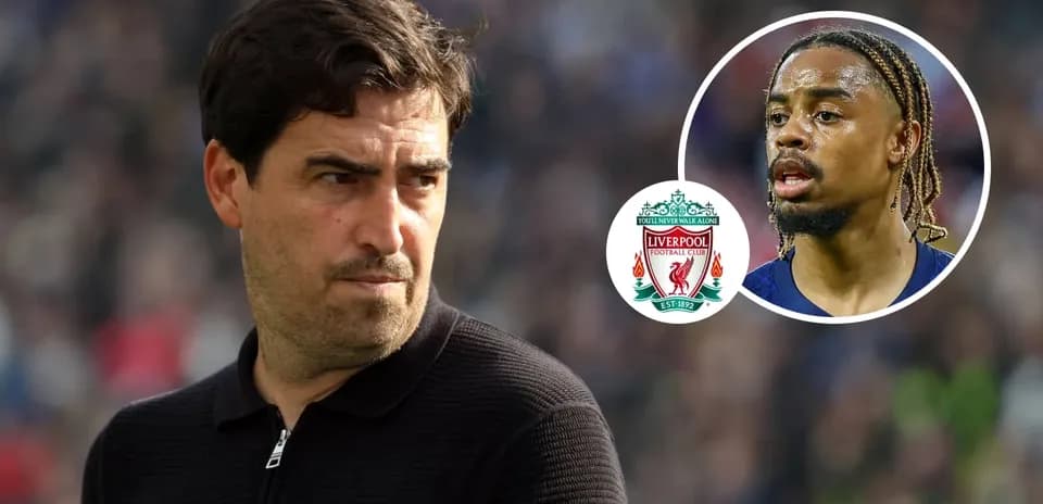 Entraîneur observant le match avec joueurs de Liverpool