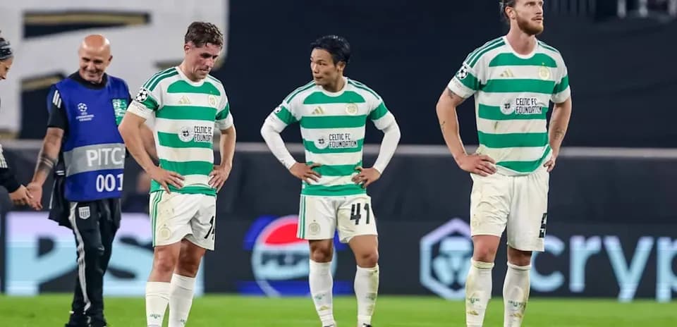 Joueurs de Celtic FC sur le terrain après le match
