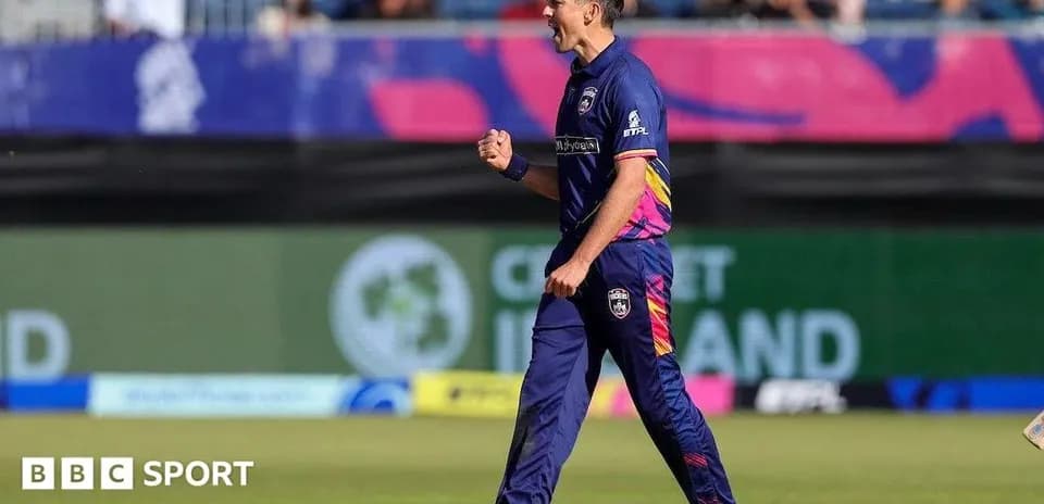 Joueur célébrant une prise lors d'un match de cricket