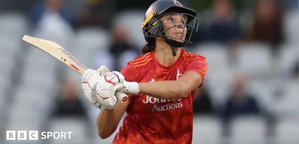 Joueuse de cricket frappant la balle au stade