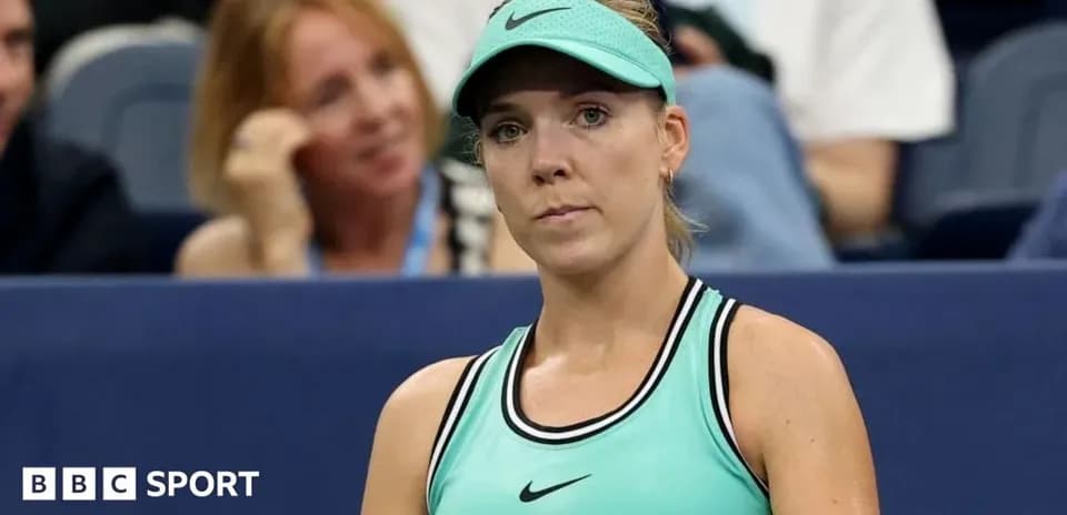 Joueuse de tennis sur le court, regard sérieux