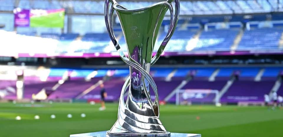 Trophée en argent sur le terrain de football
