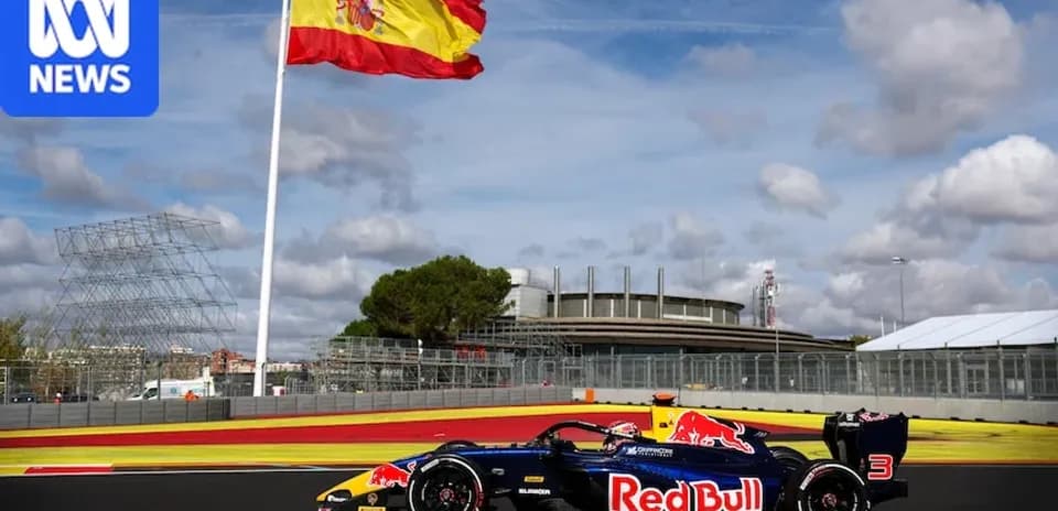 Voiture de course Red Bull sur circuit avec drapeau espagnol