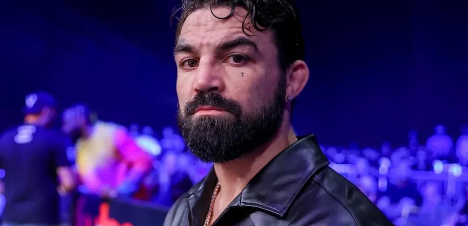 Homme avec barbe dans un événement de combat