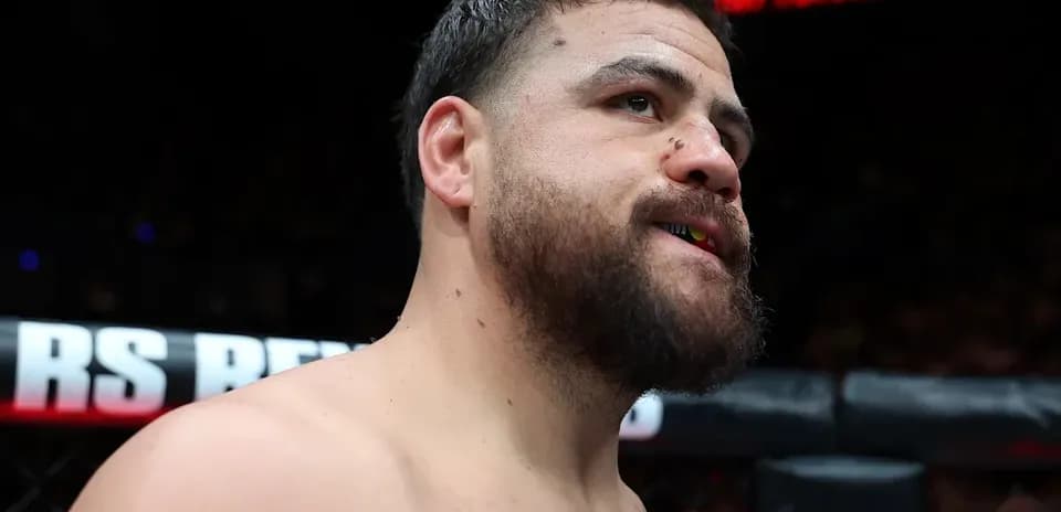 Lutteur de MMA en train de se préparer avant le combat