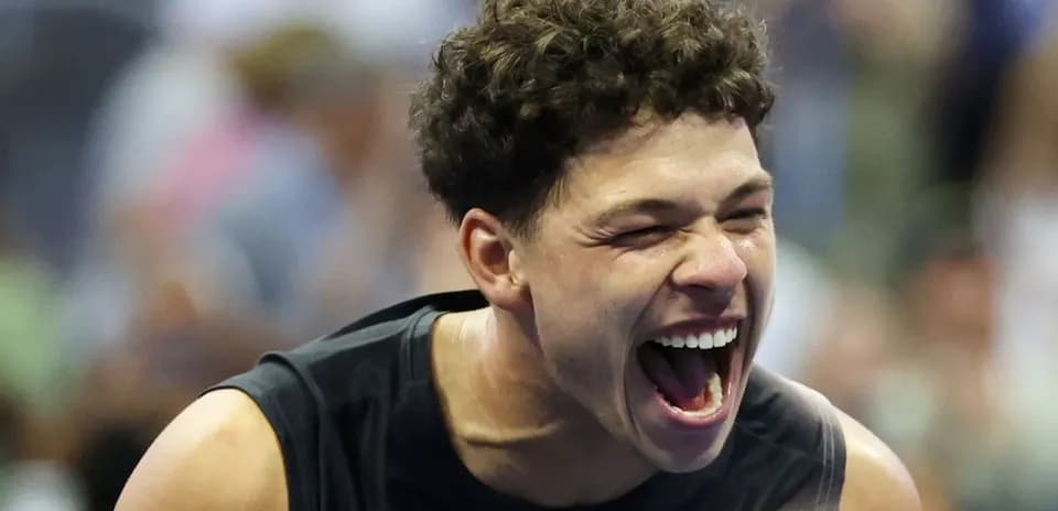 Joueur de tennis célébrant avec enthousiasme sur le court