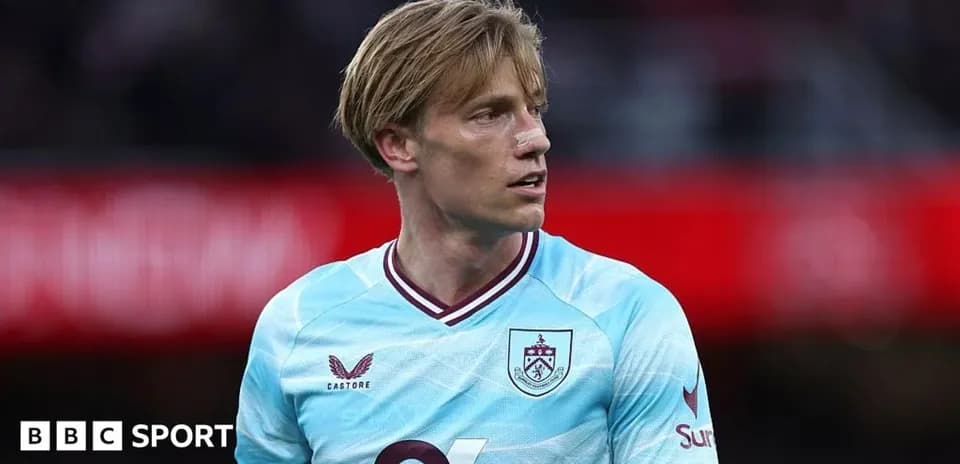 Joueur de Burnley avec un bandage sur le nez