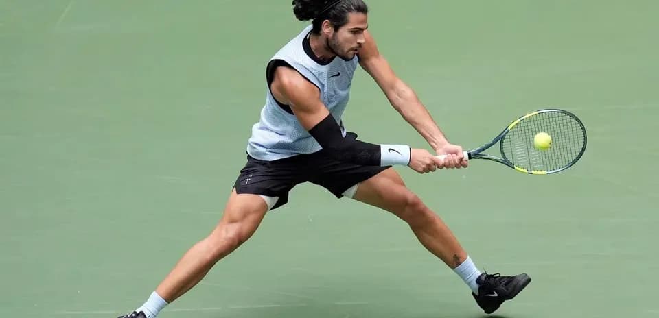 Joueur de tennis frappant une balle sur le court