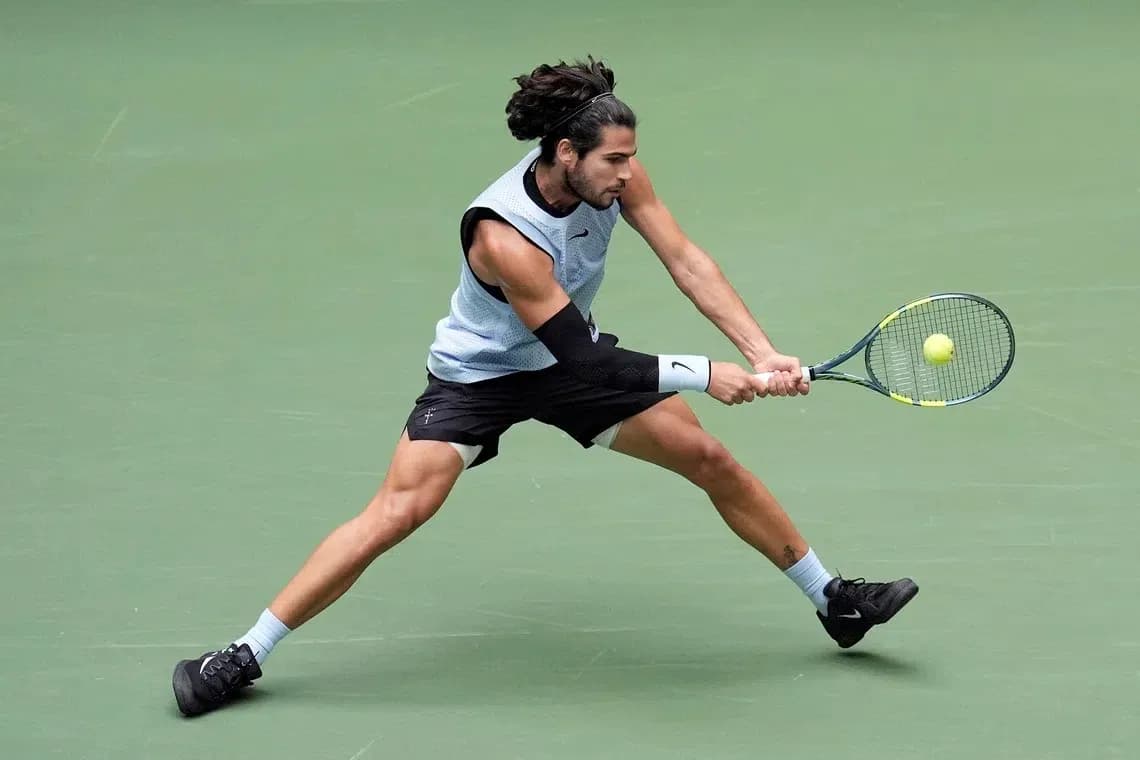 Joueur de tennis frappant une balle sur le court