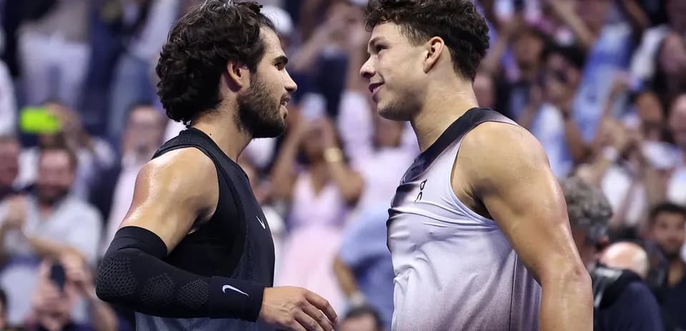 Deux joueurs se serrant la main après le match
