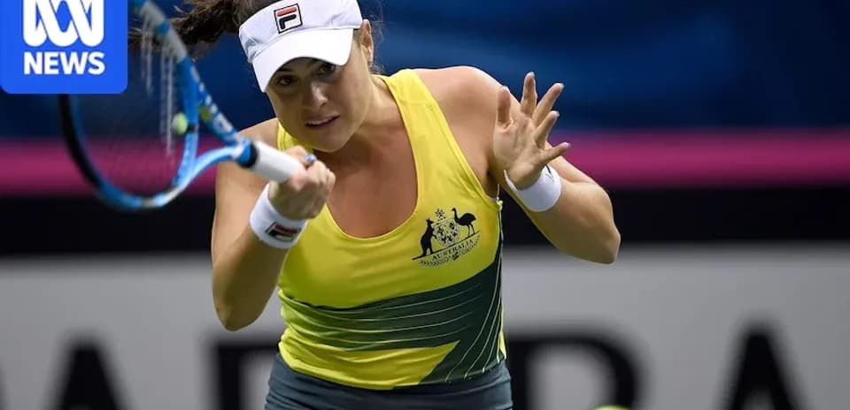 Joueuse de tennis frappant une balle sur le court