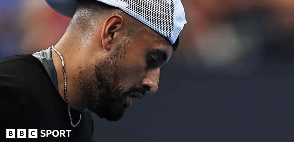 Joueur de tennis se concentrant sur le court
