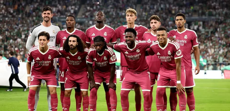 Équipe de football du Real Madrid en pose groupée