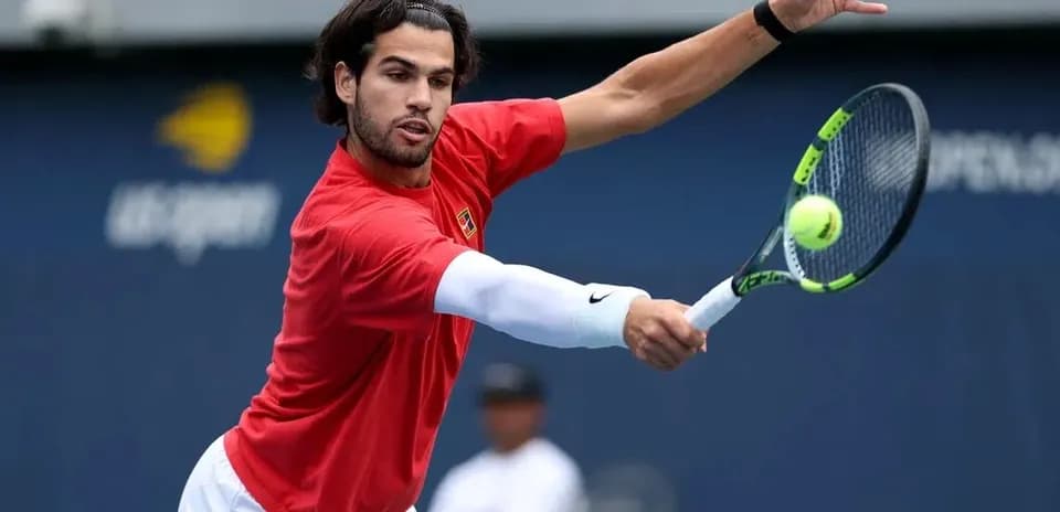Joueur de tennis frappant une balle lors d'un entraînement