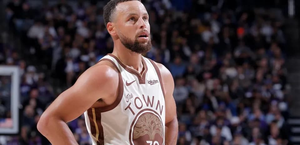 Joueur en uniforme sur le terrain de basket