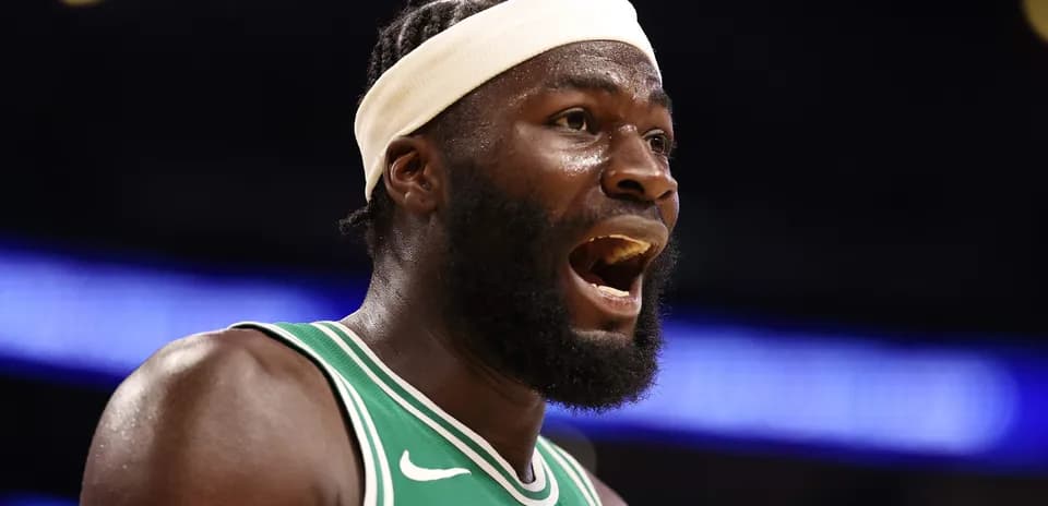 Joueur en maillot vert s'exprimant sur le terrain