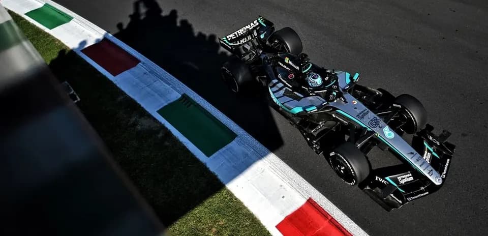 Voiture de Formule 1 sur circuit avec drapeau italien