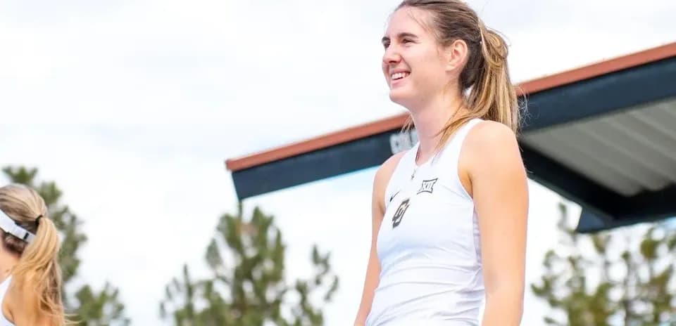 Joueuse de tennis sur le court, souriante