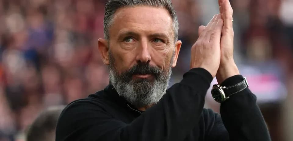 Entraîneur applaudissant après un match