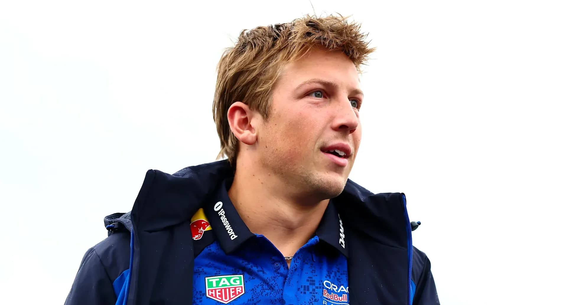 Pilote de course avec une veste bleue et logo Red Bull