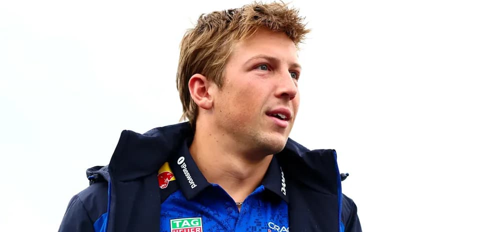 Pilote de course avec une veste bleue et logo Red Bull