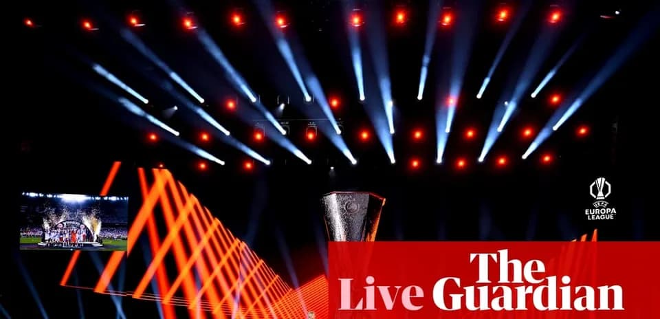 Trophée de la Ligue Europa sous des lumières colorées