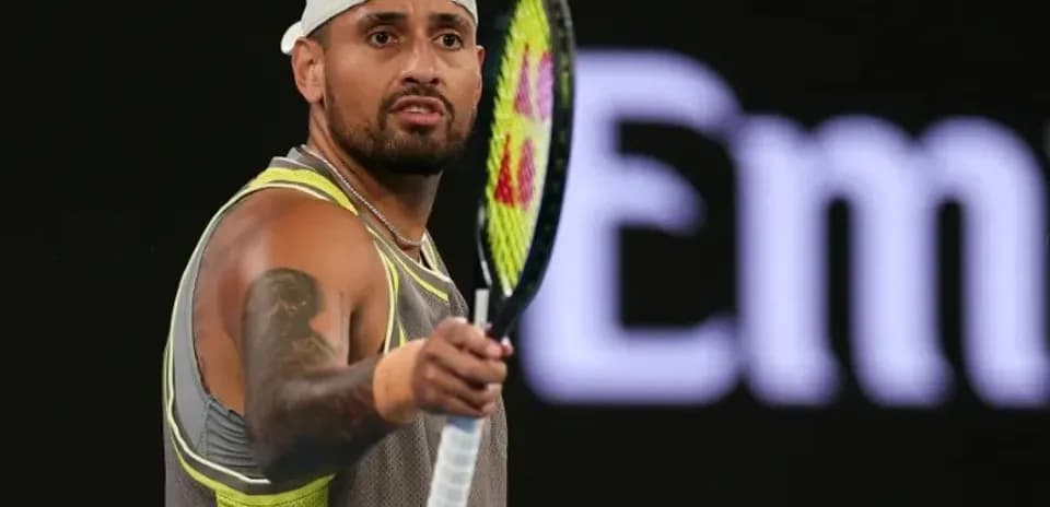 Joueur de tennis tenant sa raquette sur le court