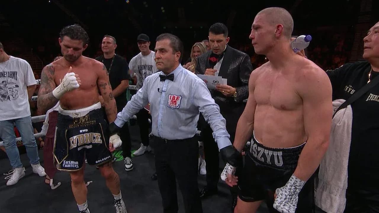 Boxeurs et arbitre après le combat sur le ring
