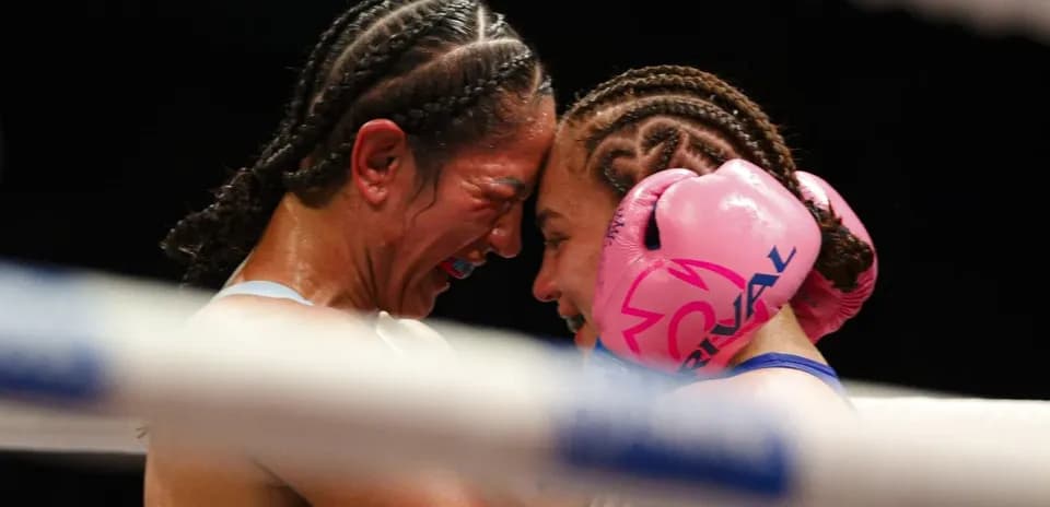 Boxeuses s'affrontant dans le ring, tête à tête