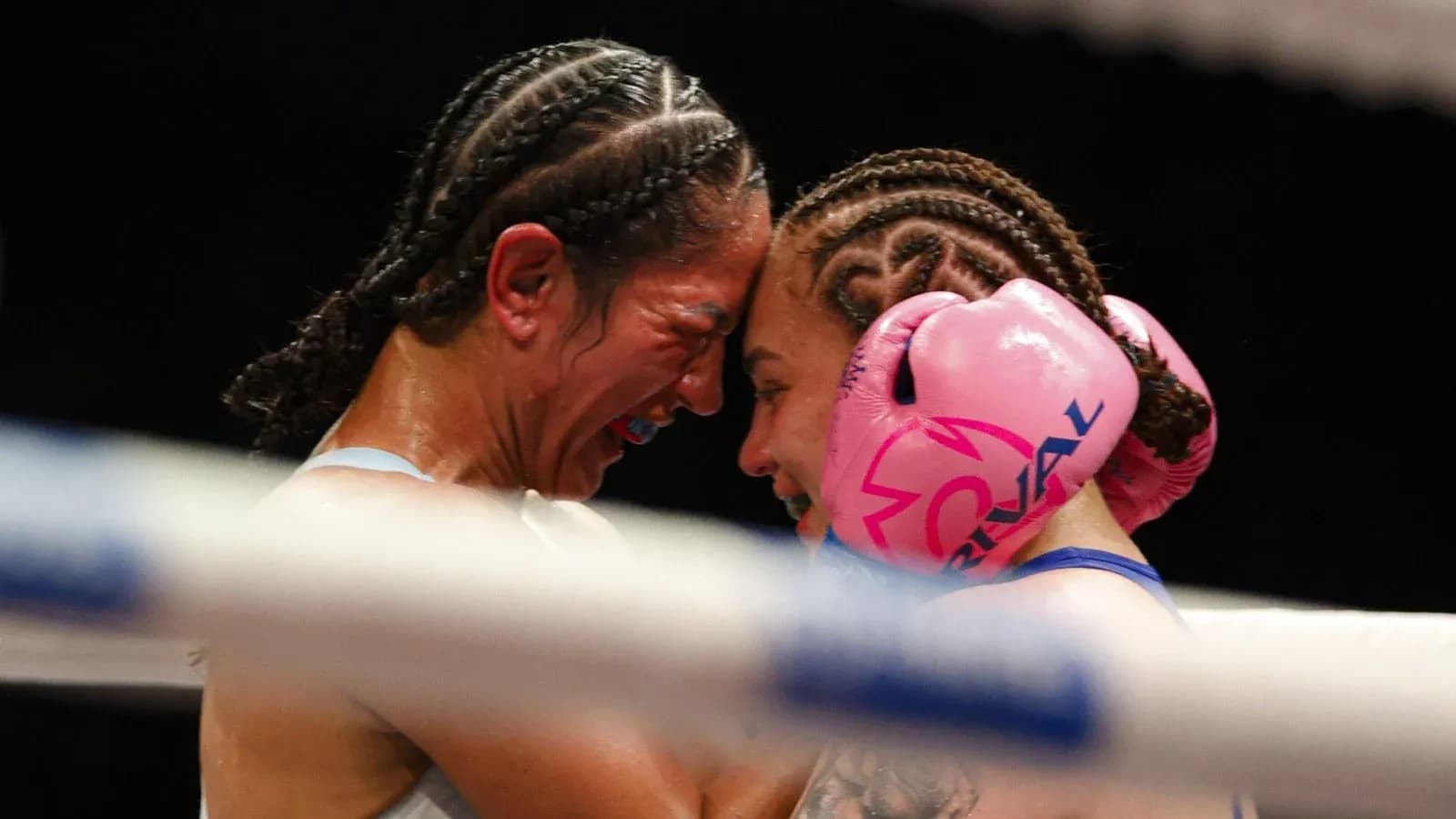 Boxeuses s'affrontant dans le ring, tête à tête