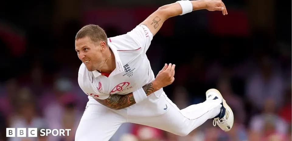 Joueur de cricket lançant la balle sur le terrain