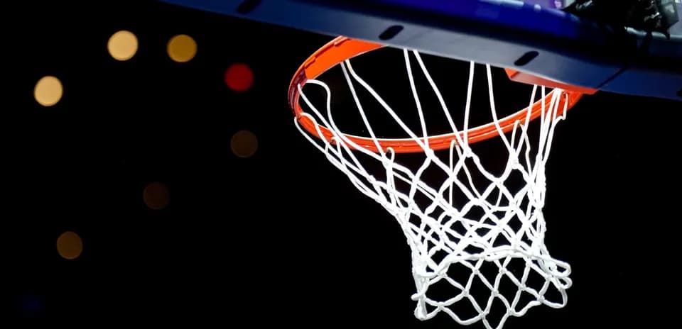 Panier de basketball avec filet suspendu
