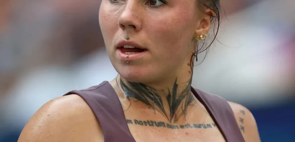 Joueuse de tennis avec des tatouages et piercings