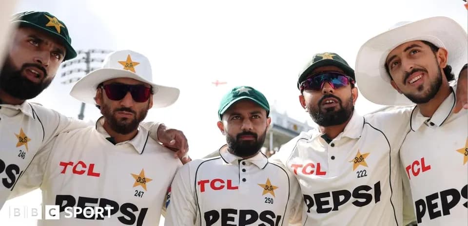Cinq joueurs de cricket pakistanais posant ensemble