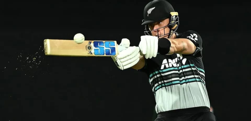Joueur frappant la balle de cricket avec une batte
