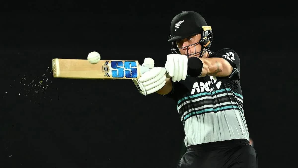 Joueur frappant la balle de cricket avec une batte