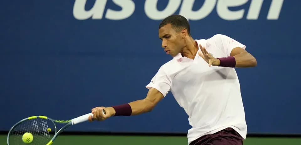 Joueur frappant la balle au US Open