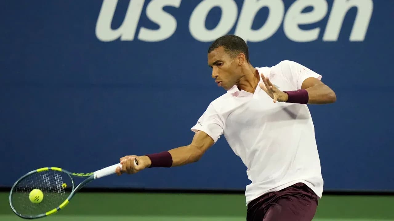 Joueur frappant la balle au US Open