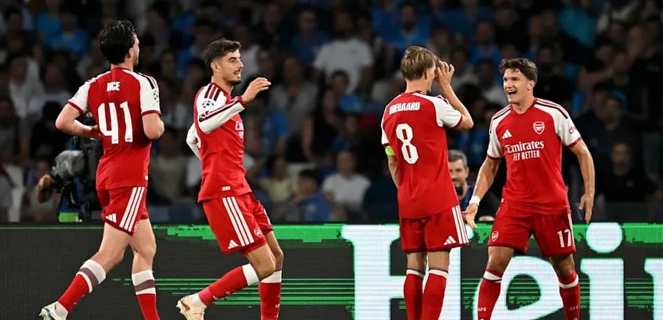 Joueurs d'Arsenal célébrant un but sur le terrain