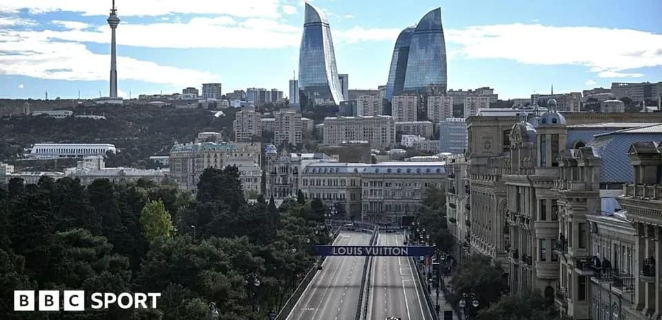 Vue de la ville de Bakou avec la course automobile