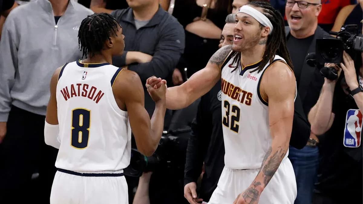Joueurs des Nuggets se félicitant lors d'un match