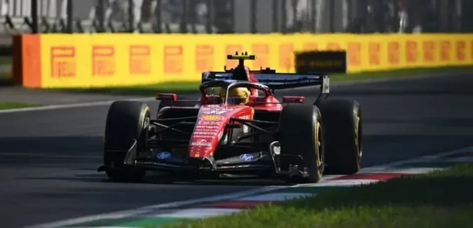 Voiture de F1 Ferrari sur circuit lors de course