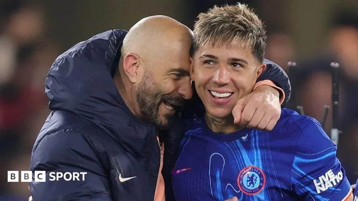 Entraîneur et joueur célébrant après un match